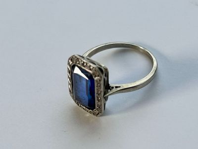 bague en argent avec une pierre bleue au centre