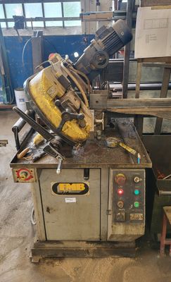 une machine placée au milieu d'une pièce