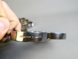 une personne qui tient un objet métallique dans la main