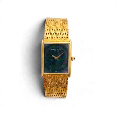 une image d'une montre-bracelet en or sur une surface blanche