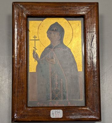 un vieux tableau représentant un homme tenant une croix, dans un cadre en bois