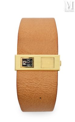 un gros plan d'une montre montée sur un bracelet en cuir beige