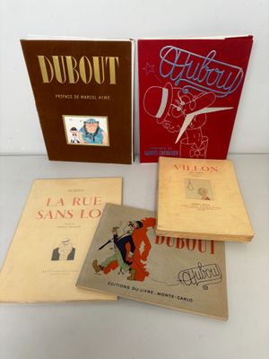 trois livres sont posés sur une table à fond blanc