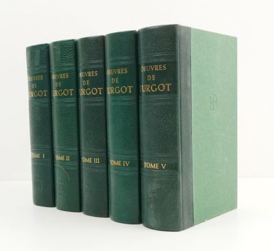 quatre livres verts empilés les uns sur les autres sur une surface blanche