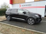 la voiture noire est garée devant un bâtiment