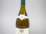 une bouteille de vin posée sur une table