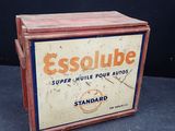 Une vieille enseigne « Essolube » est posée sur une table