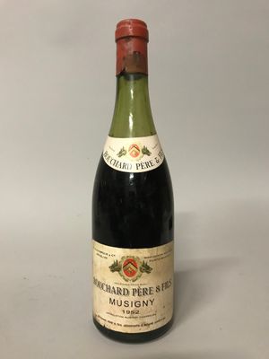 une bouteille de vin posée sur une table