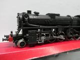 un train noir sur un quai rouge, sur fond blanc