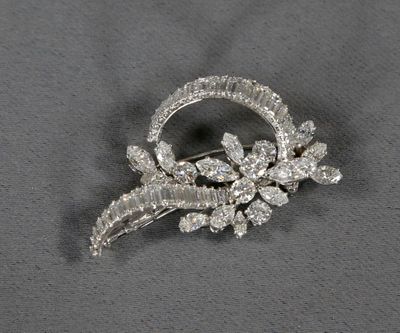 BROCHE en or blanc 18 K en forme de fleur et rubans, ornée d…