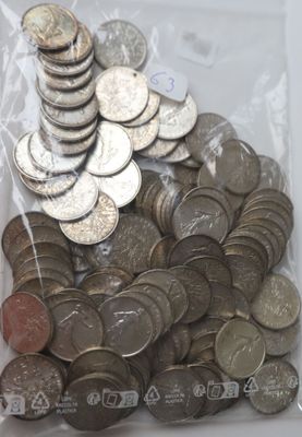 un sac rempli de pièces de monnaie posé sur une table