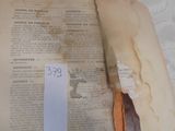 un vieux livre recouvert d'une feuille de papier