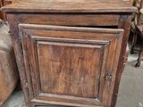 un meuble en bois surmonté d'une porte