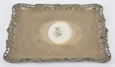 une assiette en argent ancien sur laquelle est représenté un homme