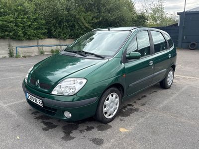 une voiture verte garée sur un parking
