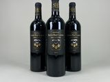 trois bouteilles de vin posées sur une table blanche