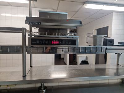 plan de travail en acier inoxydable dans une cuisine commerciale équipée d'appareils en acier inoxydable