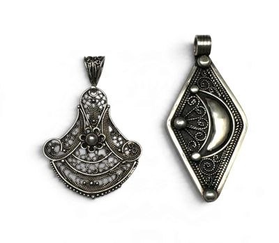 deux pendentifs en argent ornés d'un croissant et d'une étoile