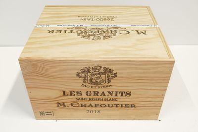 une boîte en bois portant une étiquette