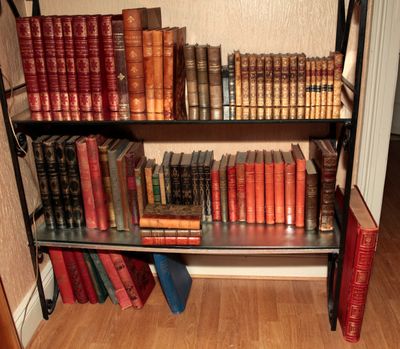 le nombre de livres qui se trouvent sur une étagère dans une pièce