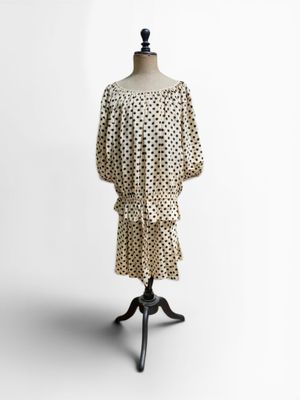 une robe sur un mannequin sur fond blanc