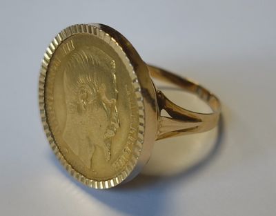 l'image d'un anneau d'or avec une pièce de monnaie au centre