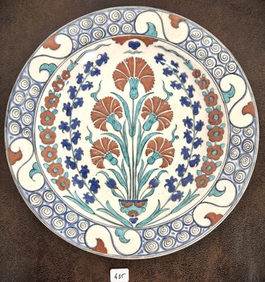 un gros plan d'une assiette ornée d'un motif floral