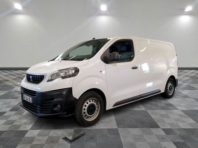 la camionnette blanche est garée sur le sol en damier d'une pièce
