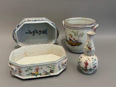 trois types différents de vases et de coupes posés sur la table