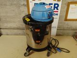 une image représentant un aspirateur bleu et noir posé sur une table
