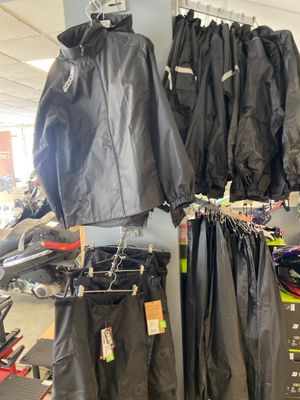 de nombreuses vestes et pantalons suspendus à un portant dans un magasin