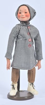 poupée en tissu et en laine, vêtue d'un manteau à carreaux noirs et blancs et de bottes