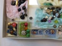 Un lot de boutons de petits formats de toute matière dont ve… (photo 4)