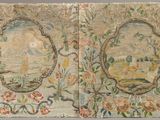 deux morceaux de tissu sur lesquels sont représentés un paysage et des fleurs