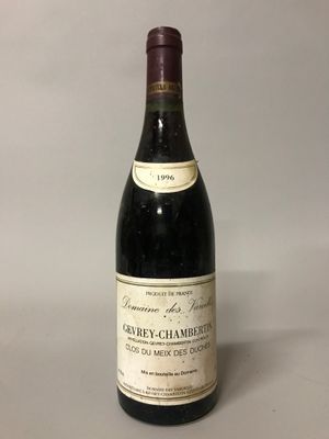 une bouteille de vin posée sur une table