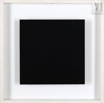 un cadre blanc vide avec un carré noir au milieu