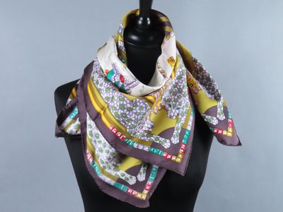 une écharpe jaune, violette et blanche sur un mannequin