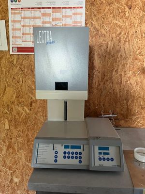 une photo d'un équipement de laboratoire installé sur une table