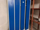 un casier bleu dans un coin de la pièce