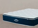 une photo d'un matelas posé à même le sol dans une pièce