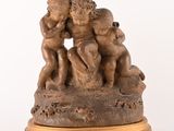 une statue représentant un groupe de chérubins sur un socle