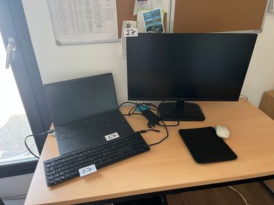 un bureau sur lequel se trouvent un ordinateur portable, un écran, une souris et un téléphone portable