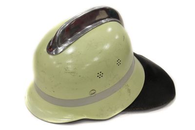 un chapeau vert posé sur un chapeau noir