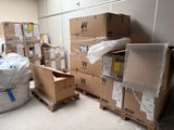 un grand nombre de cartons empilés dans une pièce