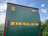 un gros camion vert arborant le logo jaune de Ziegler