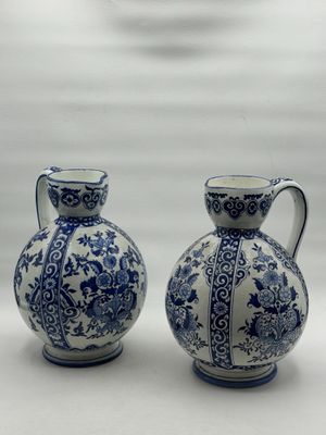 deux vases bleus et blancs placés l'un à côté de l'autre