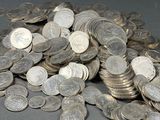 une pile de pièces d'argent sur une table