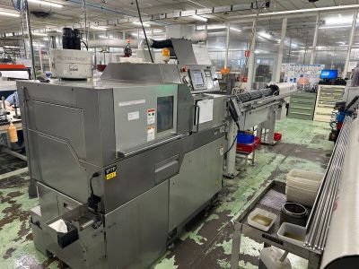une image représentant une usine avec des machines à l'intérieur