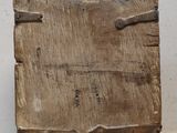 une petite boîte en bois munie d'une poignée, posée sur une table