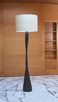 une lampe posée sur un sol en marbre dans une pièce